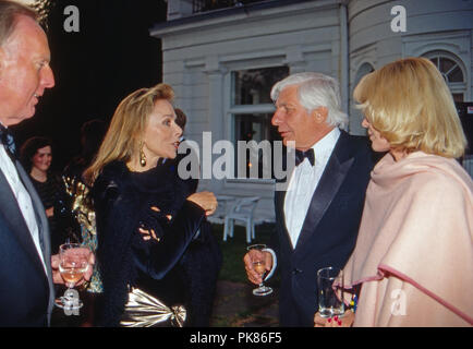 Fictitious character Monika Peitsch unterhält sich mit Gunter und Mirja Sachs in Hamburg, Deutschland 1990. Schauspielerin Monika Peitsch im Gespräch mit Gunter Sachs und seine Frau Mirja in Hamburg, Deutschland 1990. Stockfoto