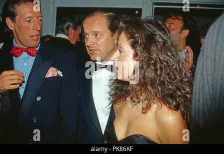 Sängerin Vicky Leandros mit Ehemann Enno Freiherr von Ruffin in Hamburg, Deutschland 1990. Sängerin Vicky Leandros mit Ehemann Enno von Ruffin in Hamburg, Deutschland 1990. Stockfoto