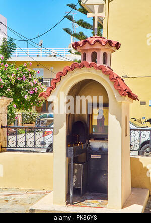 Kleine Griechisch-orthodoxe Kapelle Heiligtum in einer Straße von Kos, Region südliche Ägäis, Griechenland. Stockfoto