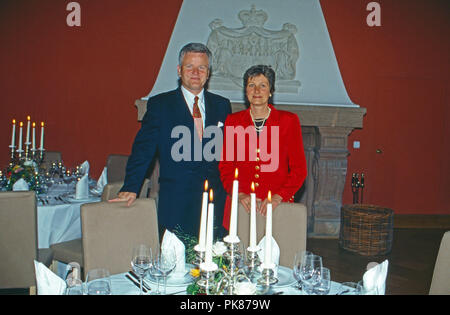 Georg zur Lippe und Gattin Alexandra / der Wiedereinrichtung von Schloss Proschwitz als Weingut in Meißen, Deutschland 2001. Georg zur Lippe und seiner Frau Alexandra nach Relaunch Schloss Proschwitz als Weingut in Meissen, Deutschland 2001. Stockfoto