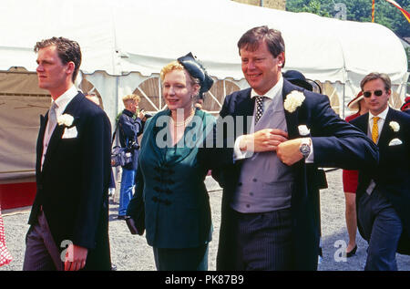 Peter Prinz zu Sayn Wittgenstein Sayn mit Ehefrau Sunnyi Melles bei der Hochzeit von Prinzessin Alexandra von Sayn Sayn Wittgenstein und Erbprinz Carl Eugen zu Oettingen in Oettingen Wallerstein in Bendorf, Deutschland 1994. Peter Prinz von Sayn Sayn Wittgenstein mit Frau Sunnyi Melles auf der Hochzeit von Prinzessin Alexandra zu Sayn Wittgenstein Sayn mit Prinz Carl Eugen zu Oettingen und Wallerstein in Bendorf, Deutschland 1994. Stockfoto