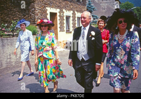 Gäste bei der Hochzeit von Prinzessin Alexandra von Sayn Sayn Wittgenstein und Erbprinz Carl Eugen zu Oettingen in Oettingen Wallerstein in Bendorf, Deutschland 1994. Gäste auf der Hochzeit von Prinzessin Alexandra zu Sayn Wittgenstein Sayn und Prinz Carl Eugen zu Oettingen und Wallerstein in Bendorf, Deutschland 1994. Stockfoto