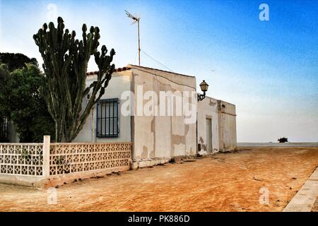 Enge Gassen und kleine Häuser der Insel Tabarca in Alicante, Spanien. Stockfoto