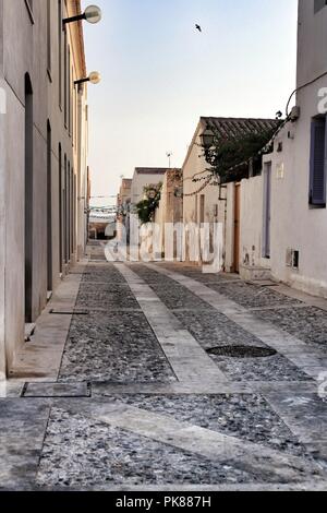 Enge Gassen und kleine Häuser der Insel Tabarca in Alicante, Spanien. Stockfoto