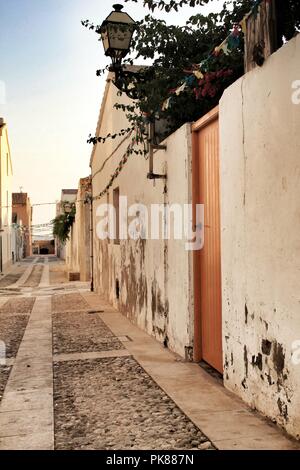 Enge Gassen und kleine Häuser der Insel Tabarca in Alicante, Spanien. Stockfoto