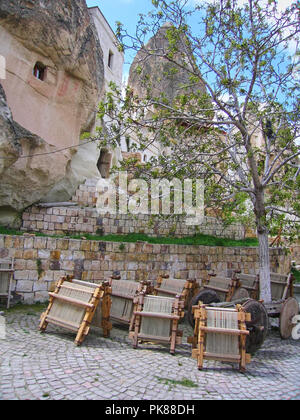 Hölzerne Webmaschinen draußen in der Sonne für die Herstellung von Teppichen und Teppichböden in der Türkei Stockfoto