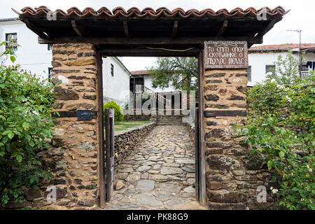 Blick auf die Fassade eines alten Hauses, heute ein Museum, am 27. September 2017 in dem Dorf Melas in Griechenland. Pavlos Melas ist ein Held der griechischen Geschichte Stockfoto