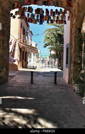 Enge Gassen und kleine Häuser der Insel Tabarca in Alicante, Spanien. Stockfoto