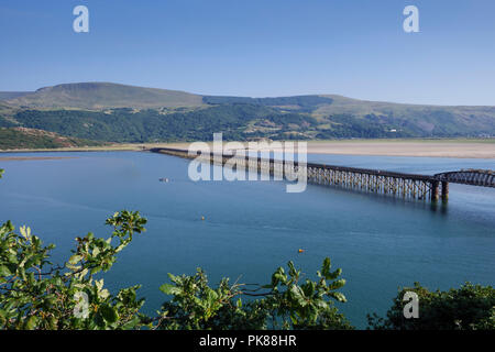 Barmouth Bridge an der Mündung des Mawddach Barmouth Gwynedd Wales Stockfoto