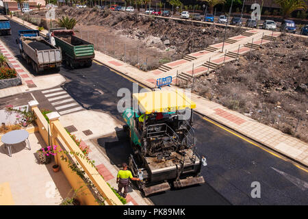 Asphalt Verbreitung Maschine zur Festlegung einer neuen Schicht Asphalt auf der Straße Stockfoto