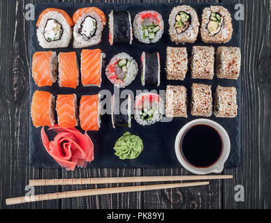 Verschiedene sushi Rollen auf Schiefer Stockfoto