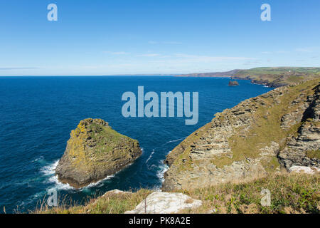 North Cornwall Coast Path Blick auf boscastle von Tintagel schönen blauen Himmel und Meer Stockfoto