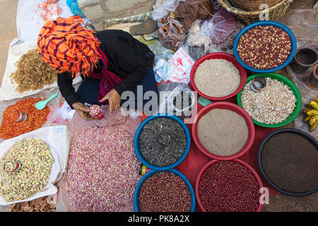 Lokale Burmesen verkaufen Gewürze und Trockenfrüchte an einem Stand auf dem Phaung Daw OO Markt, Inle Lake, Myanmar. Stockfoto