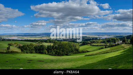 Blick über Severn River von Dean Hügel über Newnham, Gloucestershire, England Großbritannien im Sommer mit flauschigen weissen Wolken zu den Cotswolds suchen Stockfoto