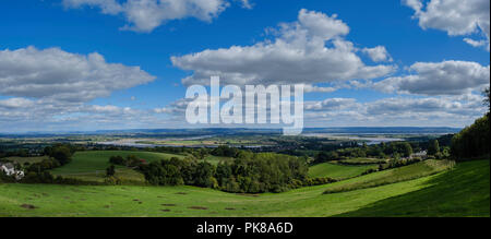 Blick über Severn River von Dean Hügel über Newnham, Gloucestershire, England Großbritannien im Sommer mit flauschigen weissen Wolken zu den Cotswolds suchen Stockfoto