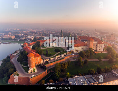 Luftaufnahme Königliche Schloss Wawel und die gotische Kathedrale in Krakau, Polen, mit Renaissance Sigismund Kapelle mit goldenen Kuppel, befestigten Mauern, Hof, Park und Touristen. Stockfoto