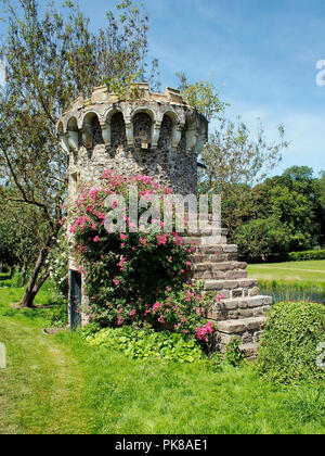 Ein Wahnsinn am See im wunderschönen Gärten am Oxnead Hall, Norfolk erstellt von John Hedgecoe. Oxnead ist jetzt eine Tolle Hochzeitsfeier. Stockfoto