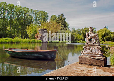 Der See, die Teil der wunderschönen Gärten am Oxnead Hall, Norfolk erstellt von John Hedgecoe. Oxnead ist jetzt eine Tolle Hochzeitsfeier. Stockfoto