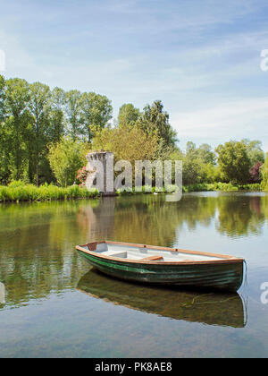 Der See, die Teil der wunderschönen Gärten am Oxnead Hall, Norfolk erstellt von John Hedgecoe. Oxnead ist jetzt eine Tolle Hochzeitsfeier. Stockfoto