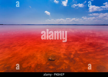 Die salzigen Ufer der Laguna Salada de Torrevieja. Spanien. Stockfoto