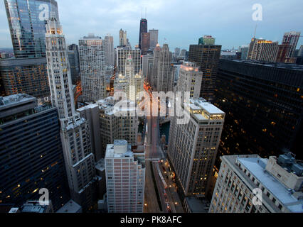 Einen Überblick über die Skyline von Chicago bei Sonnenuntergang von der Kohlenstoff- und Hartmetall Gebäude in Chicago, IL, Vereinigte Staaten von Amerika gesehen Stockfoto