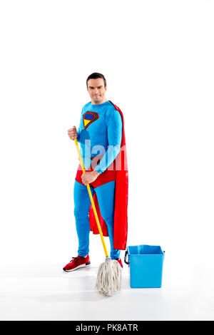 Stattliche holdingholding Mop und lächelnd an der Kamera auf Weiß Stockfoto