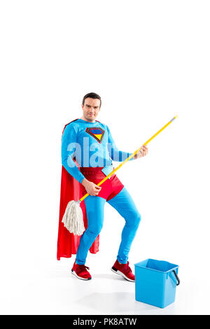 Stattliche Superhelden Spaß mit Mop und lächelnd an der Kamera auf Weiß Stockfoto