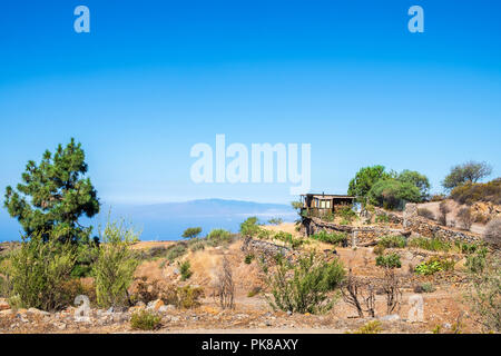 Grobe gebaut shanty Hütte auf einer Finca in Guia de Isora, mit herrlicher Aussicht auf La Gomera, Teneriffa, Kanarische Inseln, Spanien Stockfoto