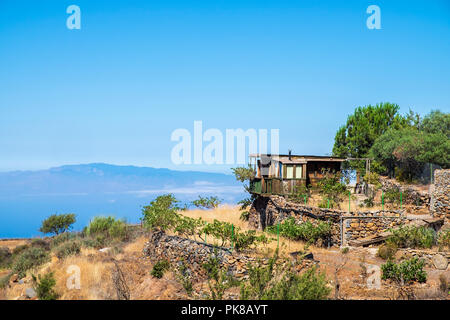 Grobe gebaut shanty Hütte auf einer Finca in Guia de Isora, mit herrlicher Aussicht auf La Gomera, Teneriffa, Kanarische Inseln, Spanien Stockfoto