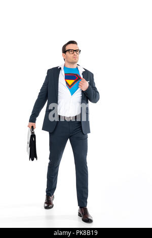 Zuversichtlich Geschäftsmann in Brillen holding Aktenkoffer und tragen Superheld Kostüm unter Anzug isoliert auf weißem Stockfoto