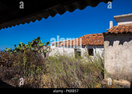 Aufgegeben, einsame alte Finca Landhäuser in einer abgelegenen Gegend von Guia de Isora, Teneriffa, Kanarische Inseln, Spanien Stockfoto