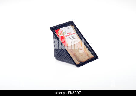 Geräucherter Truthahn und Käse auf Brot aus Weizen vorbereitet Takeaway Paket Sandwich auf Weiß Stockfoto