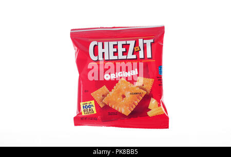 Tasche von Cheez es Käse snack Crackers auf Weiß Stockfoto