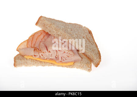 Eine halbe geräucherte Türkei und Käse Sandwich auf Vollkornbrot Stockfoto