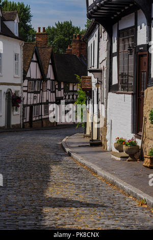 Gepflasterten Straße mit mittelalterlichen Fachwerkhäusern im Mill Street Warwick Warwickshire West Midlands England Stockfoto