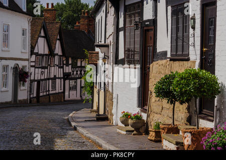 Gepflasterten Straße mit mittelalterlichen Fachwerkhäusern im Mill Street Warwick Warwickshire West Midlands England Stockfoto