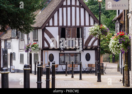 Die Castle Street mit dem Thomas Oken Kaffee Zimmer im Vordergrund Warwick Warwickshire West Midlands England Stockfoto