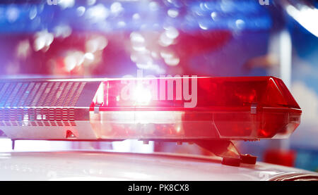 Polizei Streifenwagen der spezialisierten Einheit in der Nacht. Rot und blau blinkt auf dem Auto des Not-Fahrzeug. Polizei leuchtet während des Verkehrs. Stockfoto