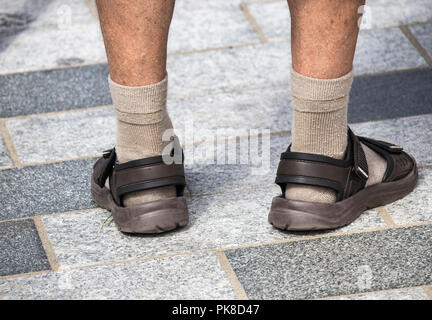 Mann mit Socken und Sandalen Stockfoto
