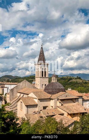 Die Kathedrale der Stadt Spoleto, Ansicht von Rocca Albornoziana, Umbrien, Italien Stockfoto