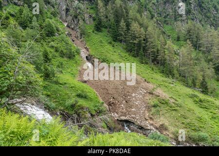 Bleibt der Eis- und Schneedecke über einem Bergbach im Sommer, Österreich Stockfoto