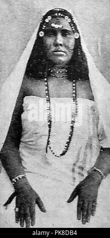 1920er Bild - Nationale Kleid zu dieser Zeit - Typische Tracht & Kostüm in den 1920er Jahren - eine typische Frau aus östlichen Sudan Stockfoto