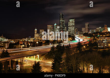 Seattle Skyline und den zwischenstaatlichen während der Rush Hour Traffic mit Lichterkette Stockfoto