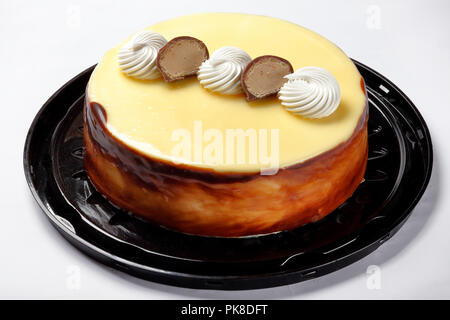 Schokoladenkuchen mit Passionsfrucht Stockfoto