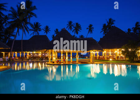 GALU KINONDO - Beach, Kenia - 26. FEBRUAR 2018: Neptune Paradise Beach Resort & Spa Hotel in der Nacht. Luxus Hotel und wundervoller Strand Stockfoto