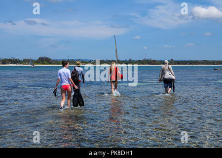 GALU KINONDO - Beach, Kenia - 27. FEBRUAR 2018: Touristische Vorbereitung im Meer mit der lokalen Fischer mit einem hölzernen Boot, von Mango Tree zu schwimmen. Stockfoto