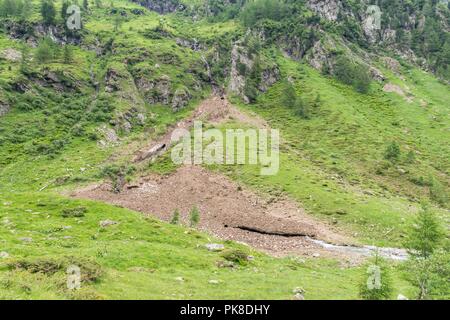 Bleibt der Eis- und Schneedecke über einem Bergbach im Sommer, Österreich Stockfoto