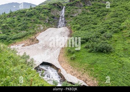 Bleibt der Eis- und Schneedecke über einem Bergbach im Sommer, Österreich Stockfoto