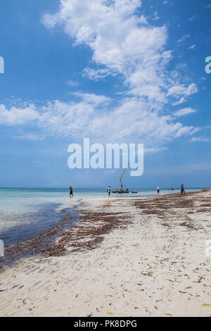 GALU KINONDO - Beach, Kenia - 28. FEBRUAR 2018: Schöne marine Landschaft - Strand, Boote und Touristen - Galu Kinondo - Beach, Kenia Stockfoto