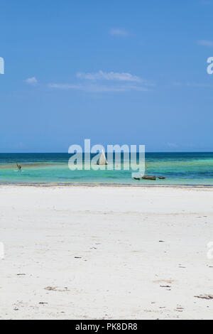 GALU KINONDO - Beach, Kenia - 28. FEBRUAR 2018: Schöne marine Landschaft - Strand, Boote und Touristen - Galu Kinondo - Beach, Kenia Stockfoto